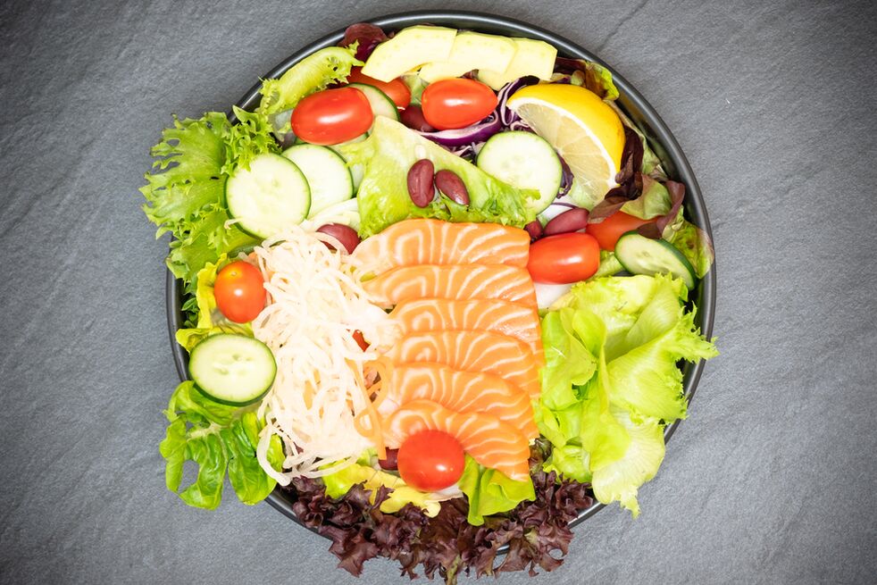 Masarap na salad na may salmon sa menu ng tamang nutrisyon para sa pagbaba ng timbang