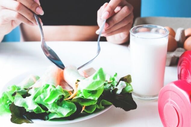 Salad at baso ng yogurt