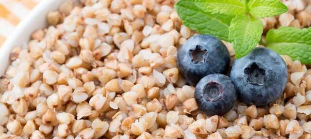 Buckwheat na may mga berry